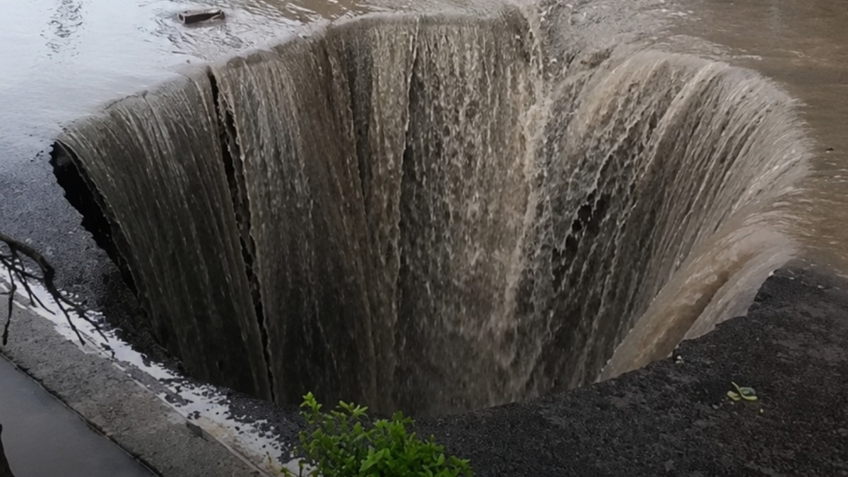 Corruption Sinkhole Opens Up on Road in Kanpur's Jamjau