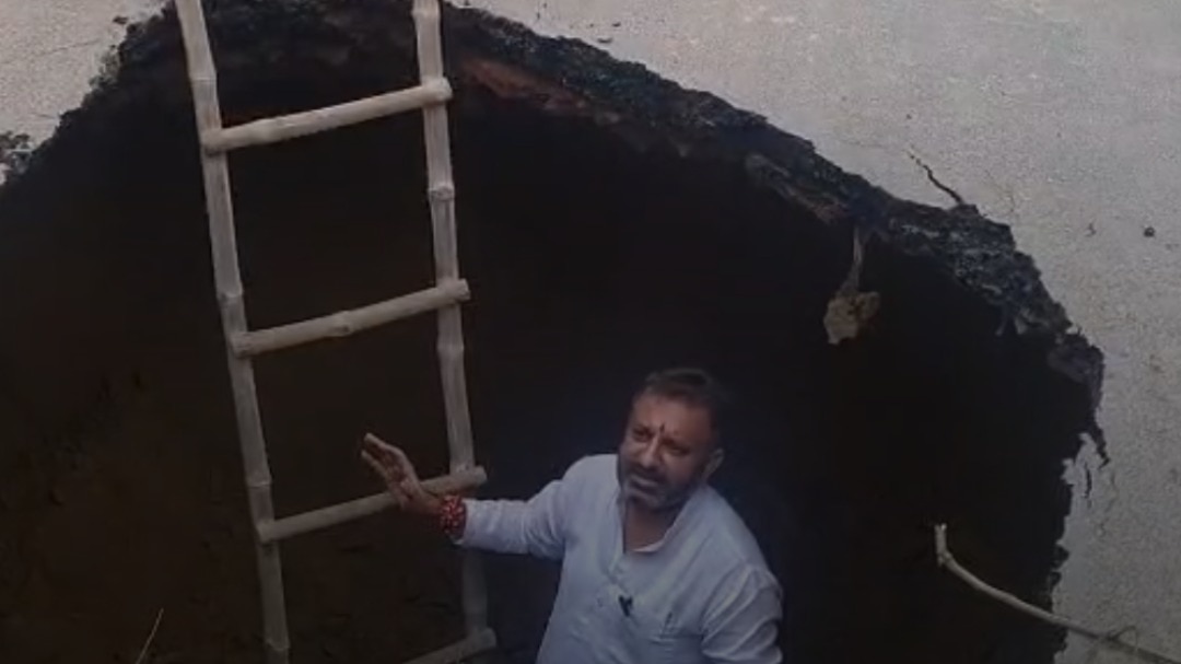Agra's 'Smart City' Claims Exposed as SP Leader Protests Near Massive Sinkhole