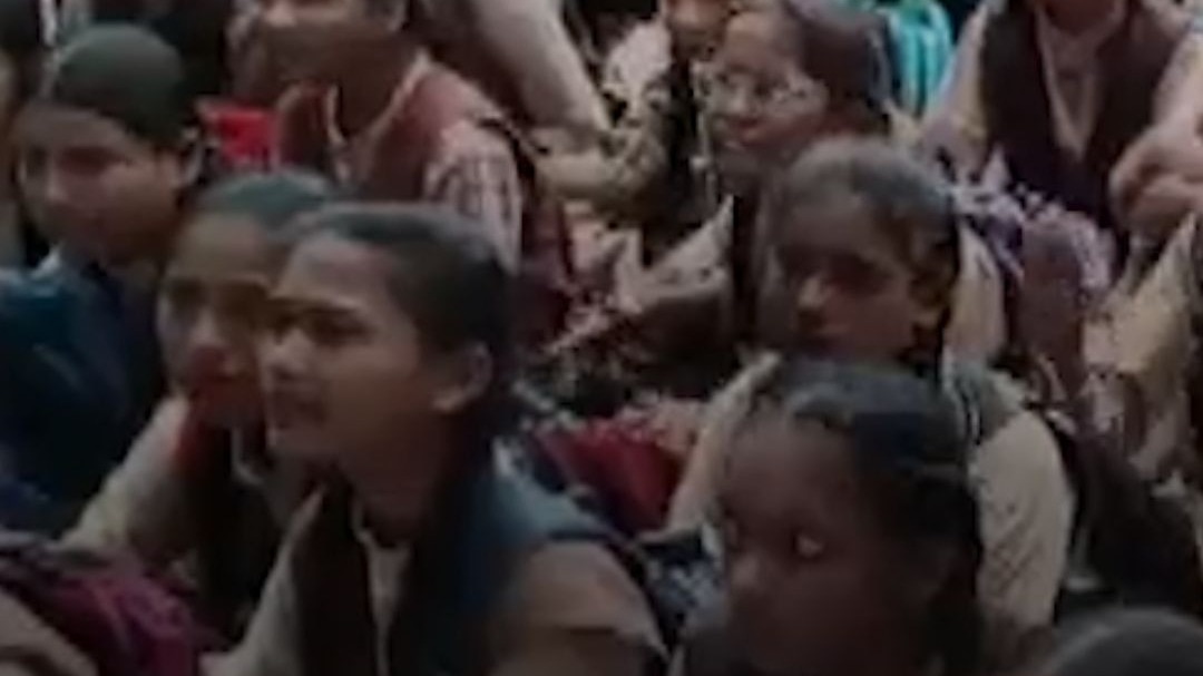 उज्जैन में स्कूल विलय योजना के खिलाफ 800 से अधिक छात्राओं का बड़ा प्रदर्शन