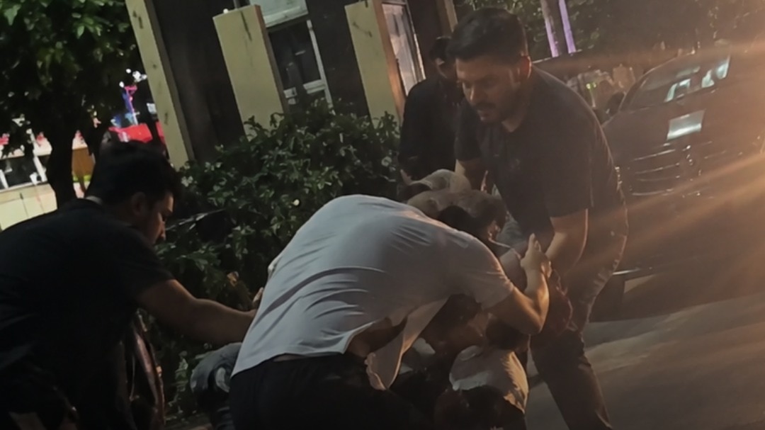 Pair ask group to not park car in the middle of the road, get assaulted and bashed with rocks