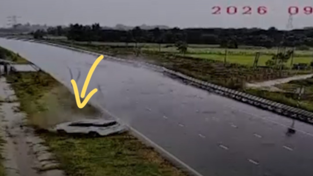 BJP MLA's Fortuner crashes on Ganga Expressway after tyre bursts