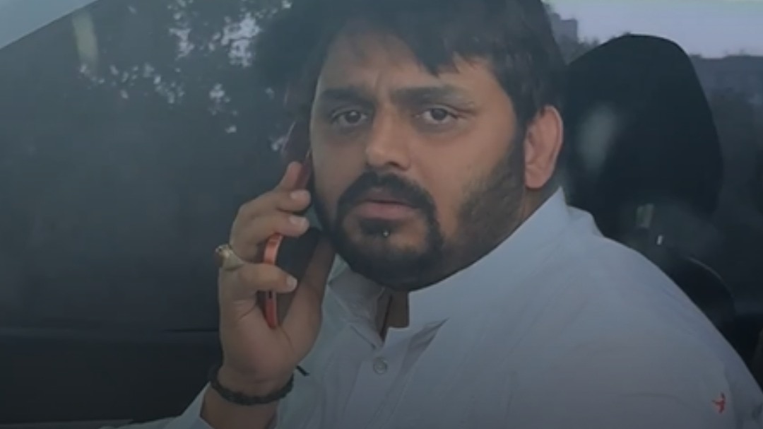 Man spits paan, throws bottle from SUV in Mumbai