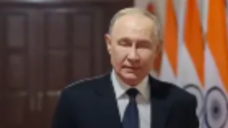 Can you spot the difference in Putin's hand movements this time?