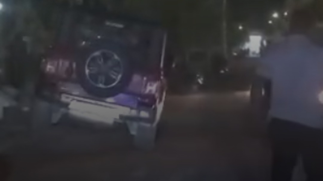 Speeding thar hits bike, 2 injured; woman driver caught at spot