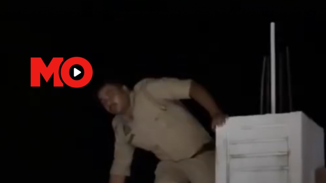 A policeman entered Awadhi singer's house by climbing over the wall