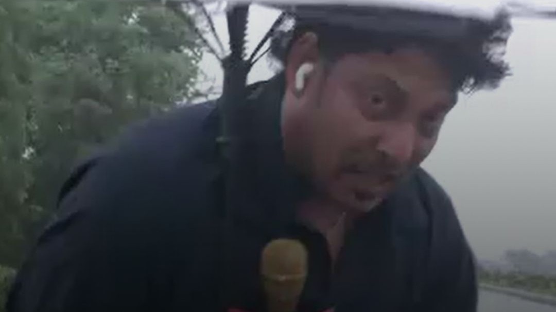 Cyclone Arnab: Reporter struggles to stand amid strong winds