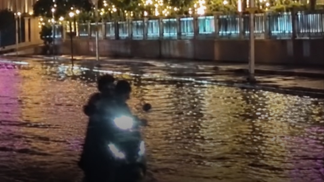 Swollen Gomti floods Lucknow, waters reach city's urban core
