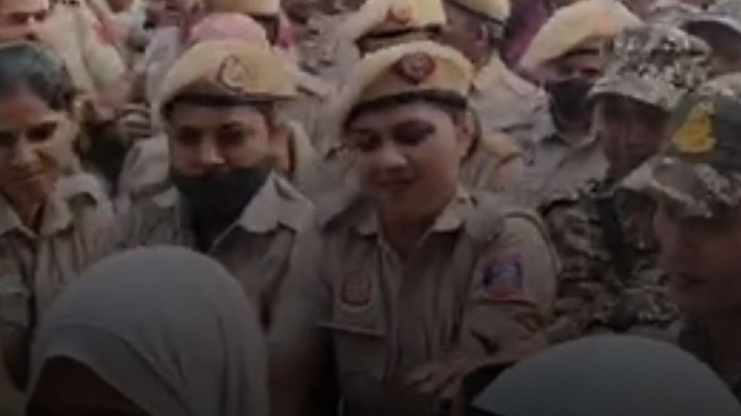 Commotion outside Jamia Millia Islamia's gate