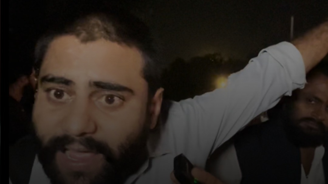 This man confronts Tiranga protesters at Delhi's CP