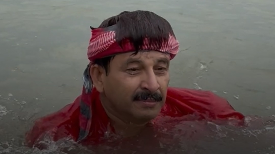 Manoj Tiwari took a dip in the yamuna⦠but the internet had a few notes