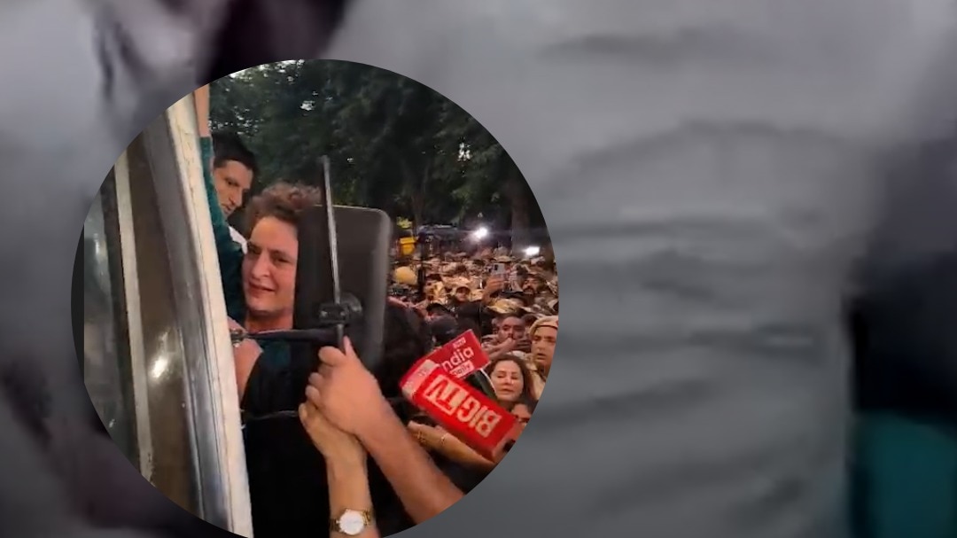 Delhi police detain Priyanka, Rahul during protest