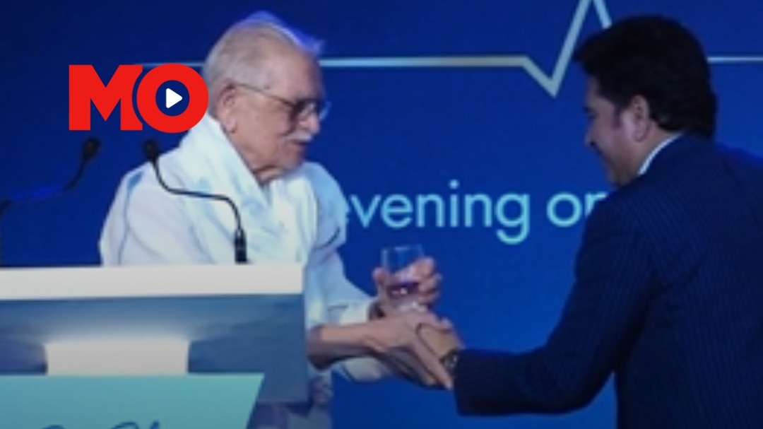 Here's how internet reacted to Sachin Tendulkar getting gulzar water