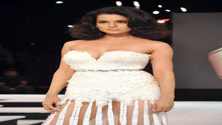 Oops! Kangana's wardrobe malfunction on ramp - Movies News