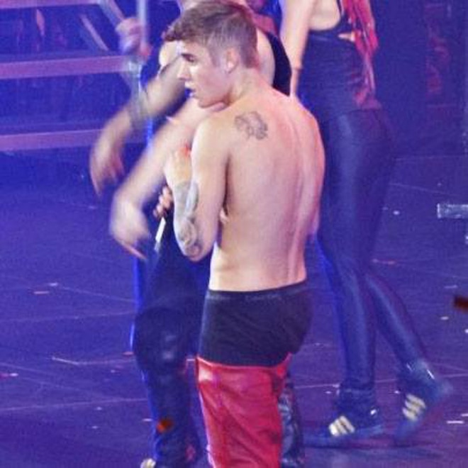 Justin bieber hot sale red pants