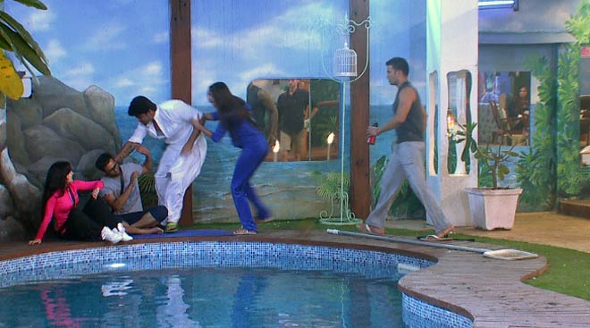 Kushal tries to hit Andy