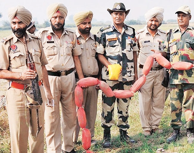 BSF sends detailed report to MHA on drug on पाकिस्तान से तस्करी