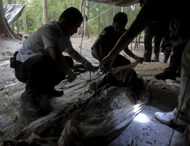 Mayat Bayi Ditemukan di Pinggir Sawah Karawang dengan Tubuh Membiru dan Mulut Dilakban