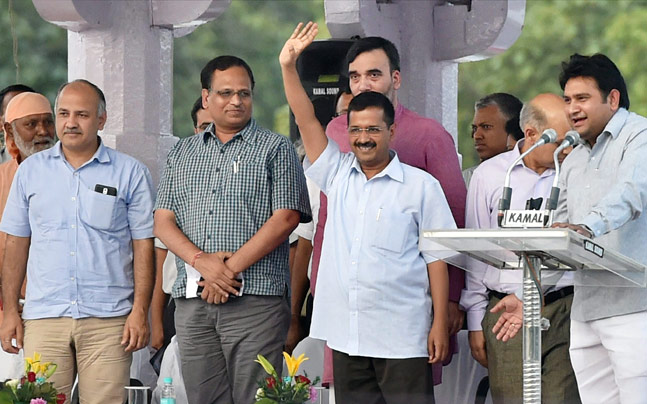 Union ministers Venkaiah Naidu and Harsh Vardhan with Delhi CM Arvind Kejriwal and MP Meenakshi Lekhi at the inauguration of the Mandi House-ITO Metro line on Monday.