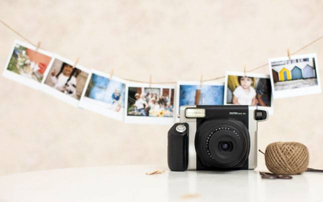 posición Ejecutar Yogur Fujifilm Instax Wide 300 review: Too big to be fun - India Today