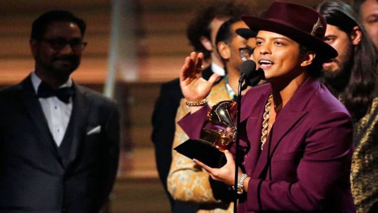 Grammys Bruno Mars Uptown Funk Wins Record Of The Year Taylor Swift Conquers Album Of The Year Lifestyle News