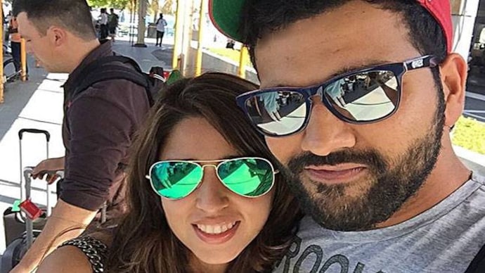 क्या Rohit शर्मा का अपनी पत्नी से झगड़ा हुआ था? जानिए हुआ क्या था। 2 Here's what happened when Rohit Sharma went shopping with wife Ritika - India Today