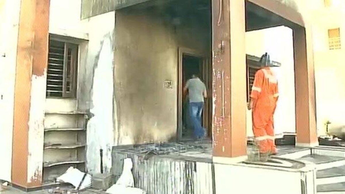 Patel Protesters Torch Gujarat Home Minister S House In Mehsana India News