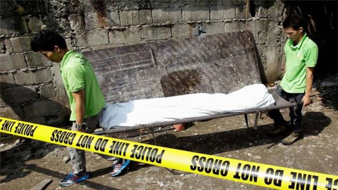 Funeral workers carry the body of one of the five suspected drug pushers killed in a police operation in Quiapo city, metro Manila, Philippines (Photo:Reuters) Funeral workers carry the body of one of the five suspected drug pushers killed in a police operation in Quiapo city, metro Manila, Philippines (Photo:Reuters)