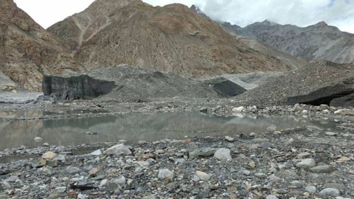 Cheetah helicopters dropping off supplies in Siachen (Image courtesy: BBC)