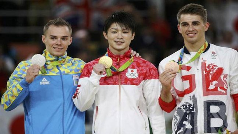 Kohei Uchimura (centro) en Río 2016