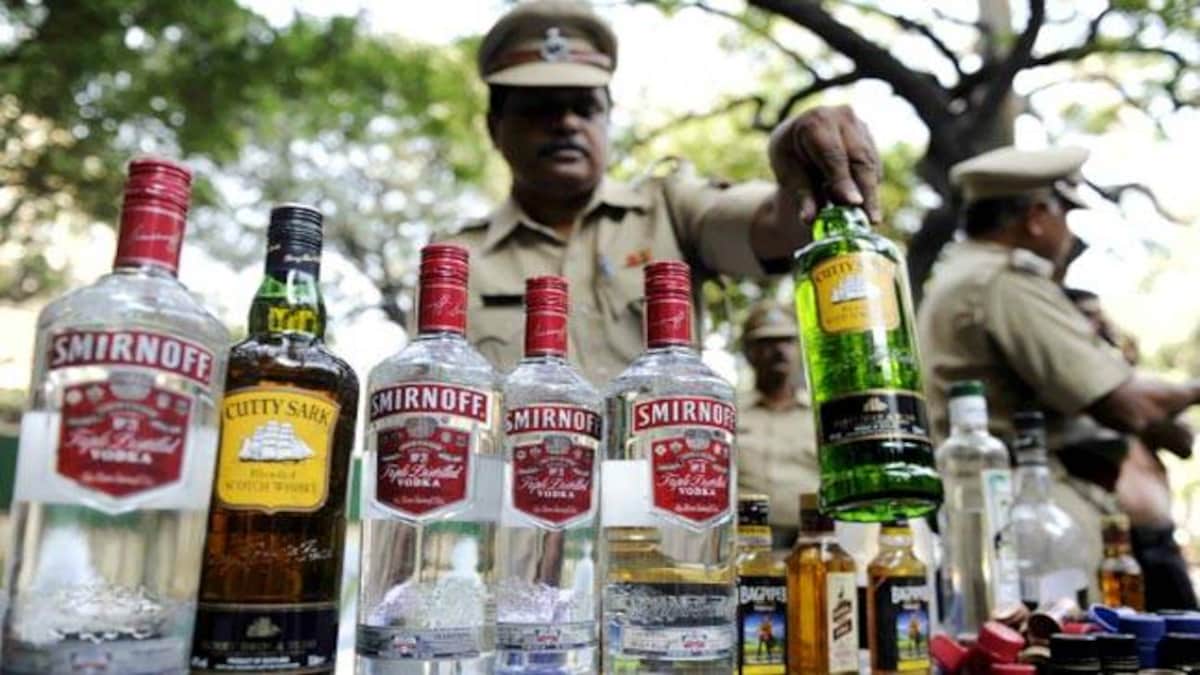 Patna Police arrests man who used to sell liquor in guise of woman - India News