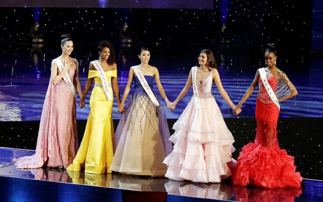 (L-R) Miss Philippines Catriona Elisa Gray, Miss Dominican Republic Yaritza Miguelina Reyes Ramirez, Miss Indonesia Natasha Mannuela, Miss Puerto Rico Stephanie Del Valle and Miss Kenya Evelyn Njambi Thungu. Photo: Reuters