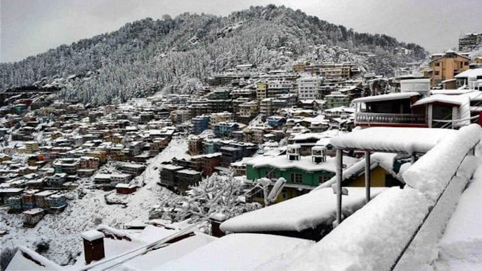 Heavy snow brings Jammu to a standstill, efforts on in Shimla to clear roads for traffic