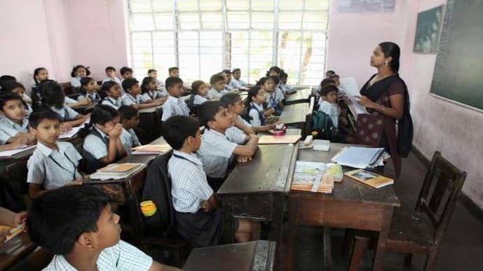 Hindi to be made compulsory in schools from Class 1-8: SC receives PIL -  India Today
