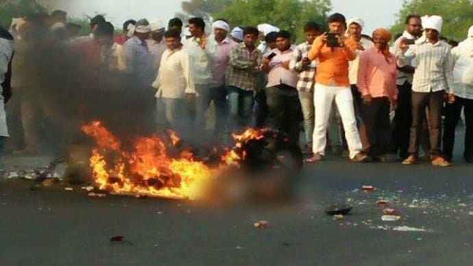 Passersby watch, record biker burning to death on Mumbai highway