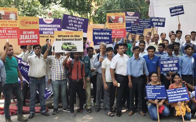General Motors Exit Dealers Fear 15 000 Job Loss Want Pmo To
