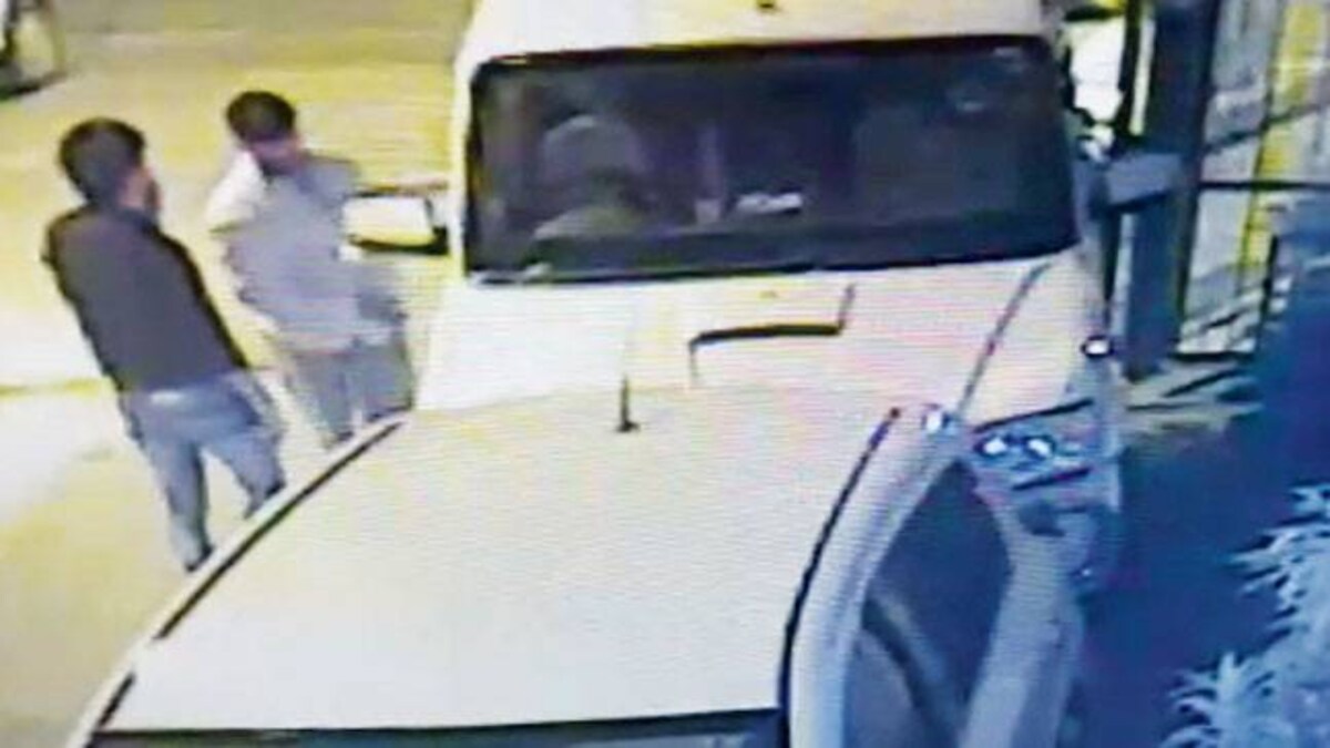 दिल्ली में रोज़ चोरी हो रहे हैं 100 गाड़ियाँ, पुलिस ढूँढ पा रही हैं मात्र 2, लगाकर रखे स्पेशल लॉक फिर छोड़े गाड़ी 4 Delhi: Car Thieves Strike Rohini Colony Located Next To Anti-Auto Theft Police Station - Mail Today News