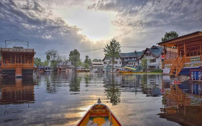 J&K Tourism's new visual will take you on a breath-taking tour of the Dal Lake