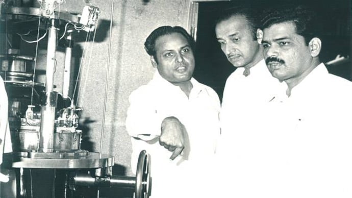 Dhirubhai Ambani (extreme left) shows institutional representatives the technology installed at the Naroda plant in 1973. Photo: Reliance Industries