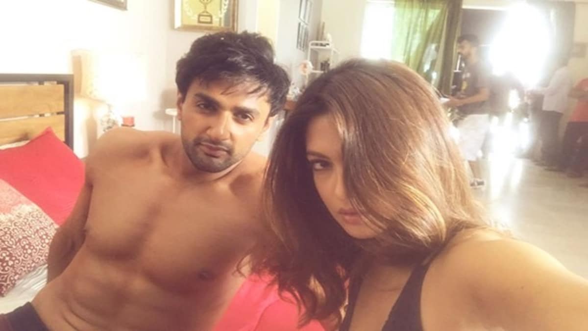 फिल्मों से ज्यादा Controversy को लेकर चर्चा में रही Riya Sen, एक Mms ने बर्बाद कर दिया पूरा करियर 9 Ragini Mms Returns: Nishant Malkani Sexually Harassed By Riya Sen? This Is What He Has To Say - Television News