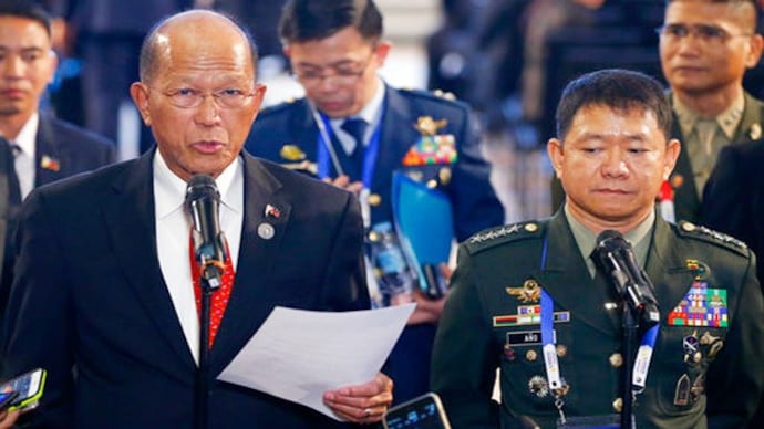 Philippine Defense Secretary Delfin Lorenzana, left, together with Armed Forces Chief Gen. Eduardo Ano ( Photocredit: AP)