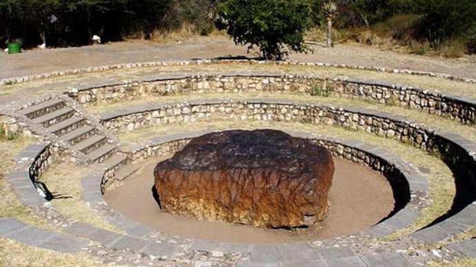 Hoba Meteorite: Largest known meteorite has no crater around its impact point!