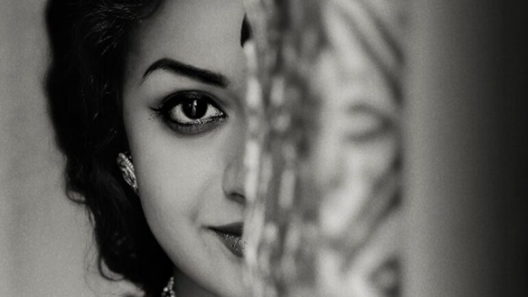 Mahanati New Poster Keerthy Suresh Looks Gorgeous In The Savitri Biopic Movies News