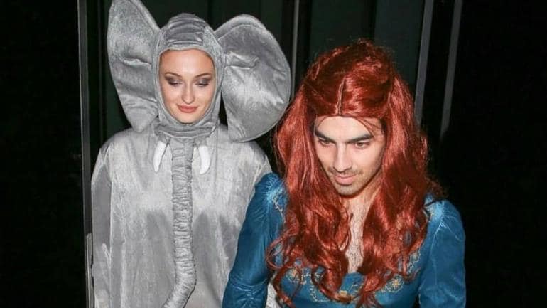 Game Of Thrones Star Sophie Turner S Beau Dresses As Sansa Stark For Halloween Television News