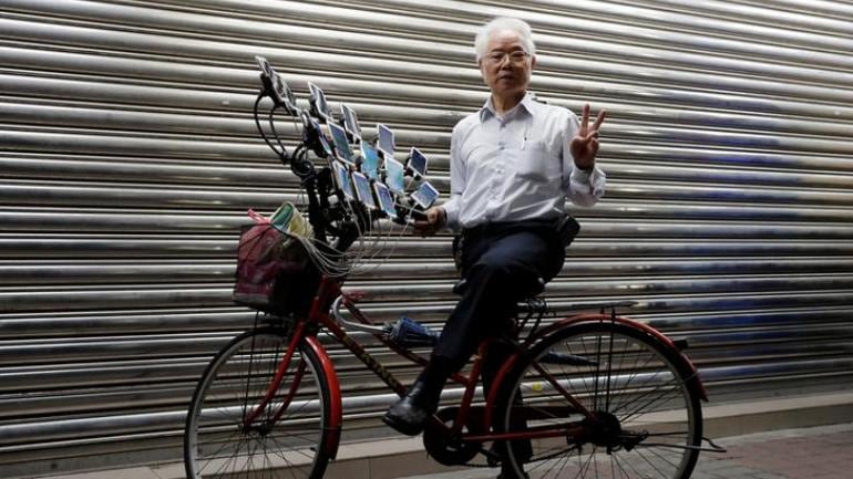 Meet the 70yearold Taiwan grandpa who catches Pokemon