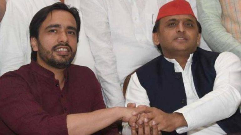 Akhilesh Yadav met Rashtriya Lok Dal's Jayant Chaudhary at the Samajwadi Party's headquarters (File photo)