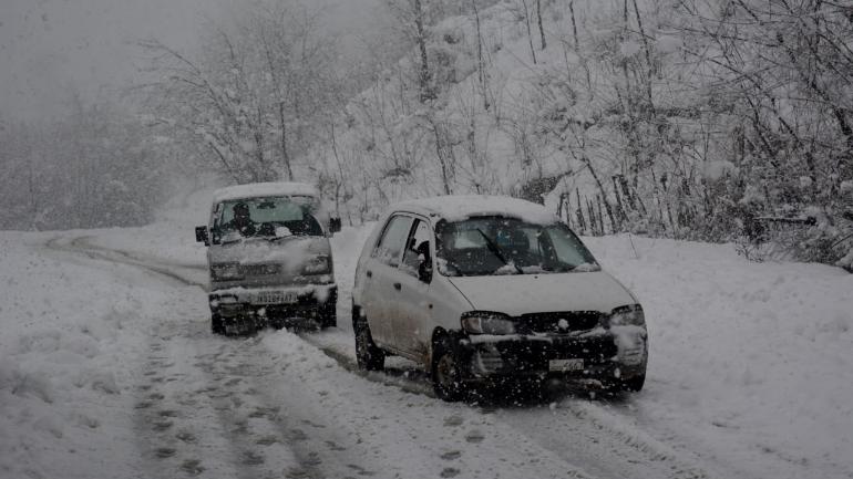 In pics: Fresh snowfall in Kashmir disrupts traffic movement, national ...