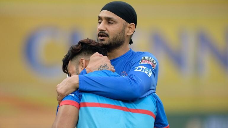 Ipl 2019 Csk Players Get A Rish Hug From Pant Ahead Of High Profile Clash Vs Dc Sports News