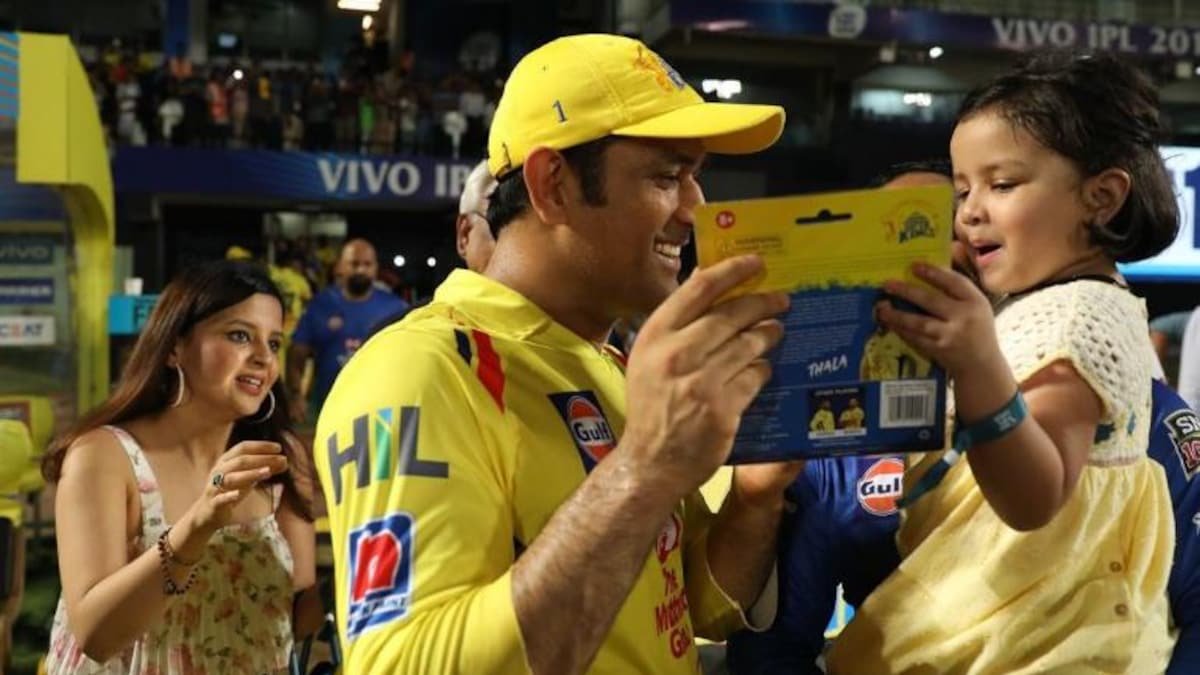 Ziva kisses MS Dhoni after CSK beat Delhi Capitals to enter 8th ...