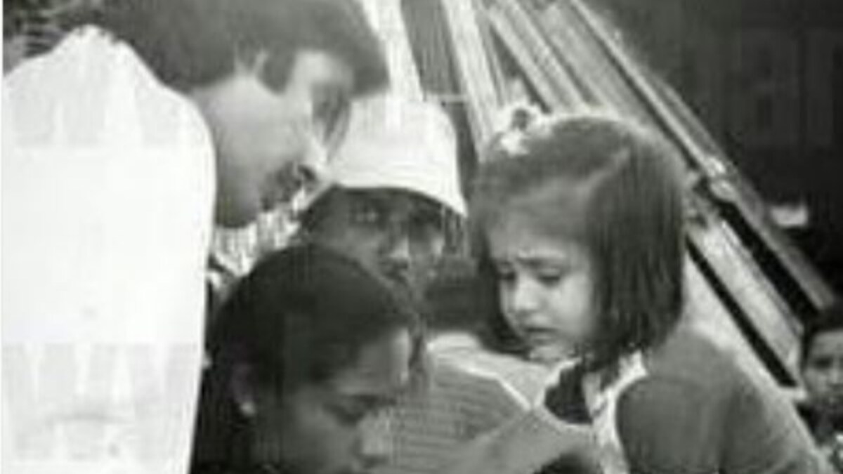 Amitabh Bachchan shares throwback photo with baby Kareena Kapoor on Pukar sets. See pic - Movies News