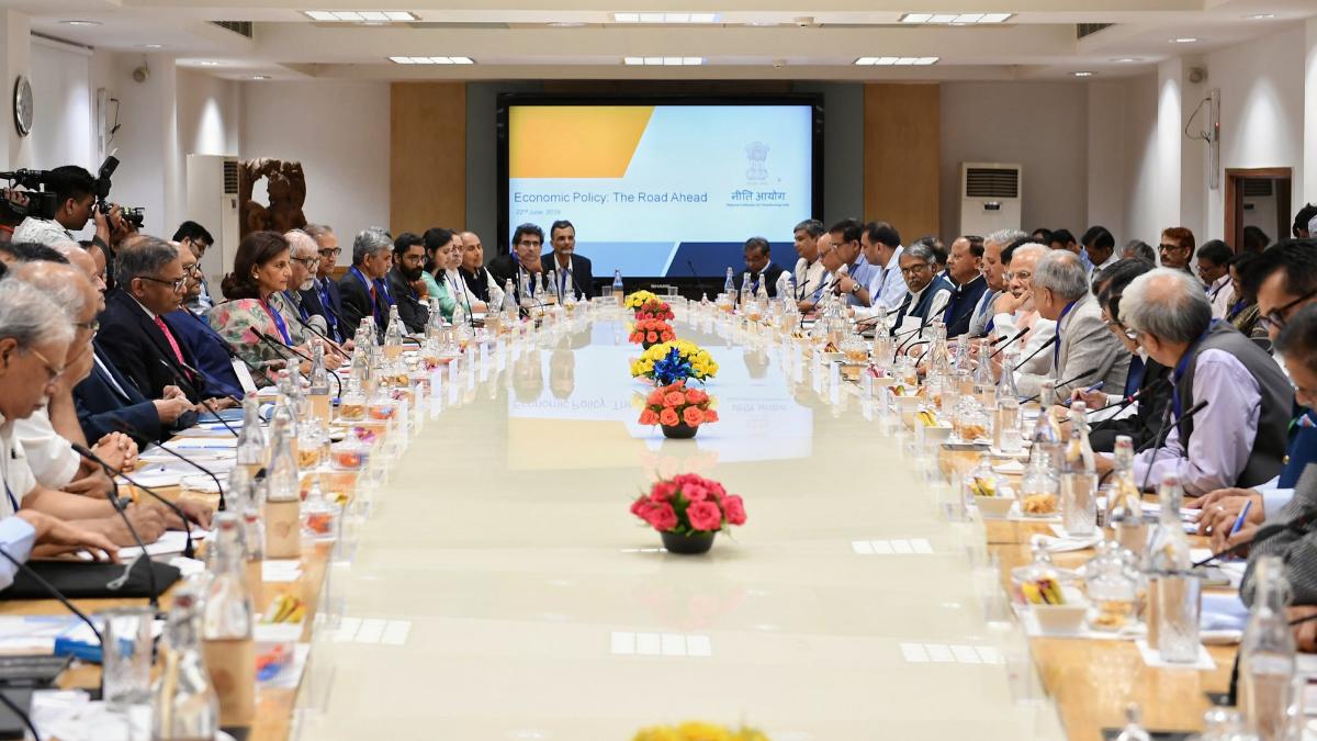PM Modi-economists meet: Single-minded pursuit for growth, FDI in banking, divestment discussed